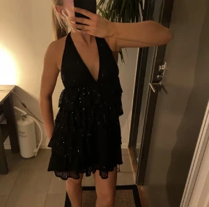 Glittrig klänning  - Lånade bilder!!!  Fin glittrig klänning, perfekt till nyår. Har använt en gång, skriv för egna bilder 