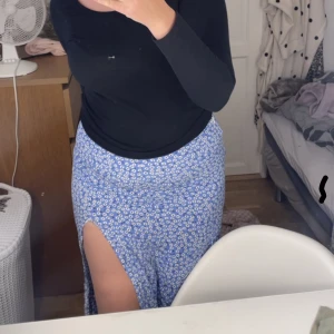 Kjol - Blåa vit kjol med slits 