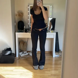 Lågmidjade kostymbyxor - Riktigt snygga kostymbyxor från Next, köpta på plick men tyvärr för stora för mig. Lånade bilder från hon jag köpte av. Passar en lång person (hon på bilden är 177cm)😍öppen för byten!!