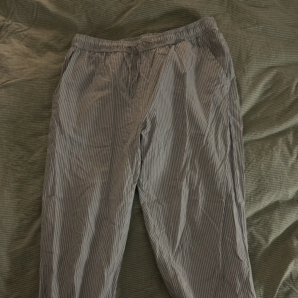 Randiga ”linnebyxor” från lager 157 i strl M. Passar mig som är 170 cm lång. Fint skick, pris: 160 kr + frakt:). Jeans & Byxor.