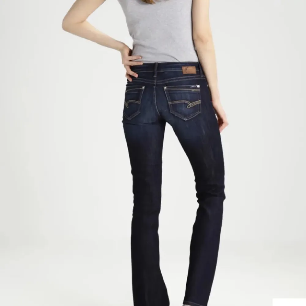 Ett var jättesnygga Bella jeans i mörkblå från mavi! Säljer för att dem har blivit för små. Har dock behövt klippa hål i knäna på dem men tycker den är lika snygga endå! Storlek 25/32 slutsålda överallt. Köpta för ungefär 700kr säljer nu för 200kr+frakt!❤️. Jeans & Byxor.