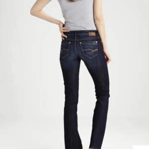 Ett var jättesnygga Bella jeans i mörkblå från mavi! Säljer för att dem har blivit för små. Har dock behövt klippa hål i knäna på dem men tycker den är lika snygga endå! Storlek 25/32 slutsålda överallt. Köpta för ungefär 700kr säljer nu för 200kr+frakt!❤️