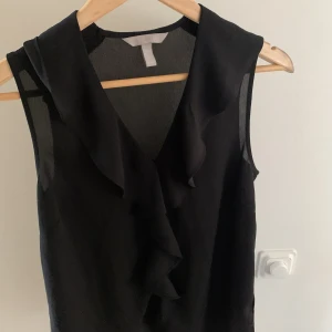 Blus med volanger - Jätte fin och skön blus. Luftigt material💗