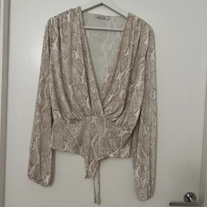 Vit mönstrad body  - Vit mönstrad body från nly one. Aldrig använd. Köpt på Nlyone