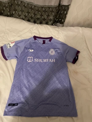 Al nasar  - Hej jag säljer denna al nasar fotbollströja för 250kr. Den är helt ny . Det står att det är i stolek xl fast det är stolek m. Jag kunde inte använda den för att jag har stolek xs och m är för stor. Skriv ifall om ni är intresserade. Köparen står för frakt