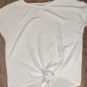 Tröja  - Säljer denna fina tröjan från vila💗 den är i fint skick!! Säljer den för 40 ink frakt 💕 tröjan är i storlek 38 (s) 💗 BETALA VIA SWISH‼️ TRYCK EJ PÅ KÖP NU‼️