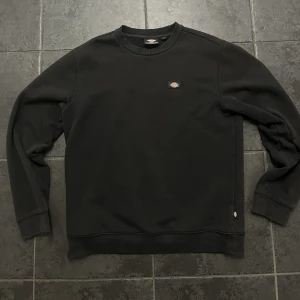 Dickies sweatshirt - Skön sweatshirt från Dickies. True to size och fint skick. Nypris: 699kr Säljer eftersom jag inte använder den! Dra iväg ett meddelande om du har ytterligare frågor eller vill köpa🤙