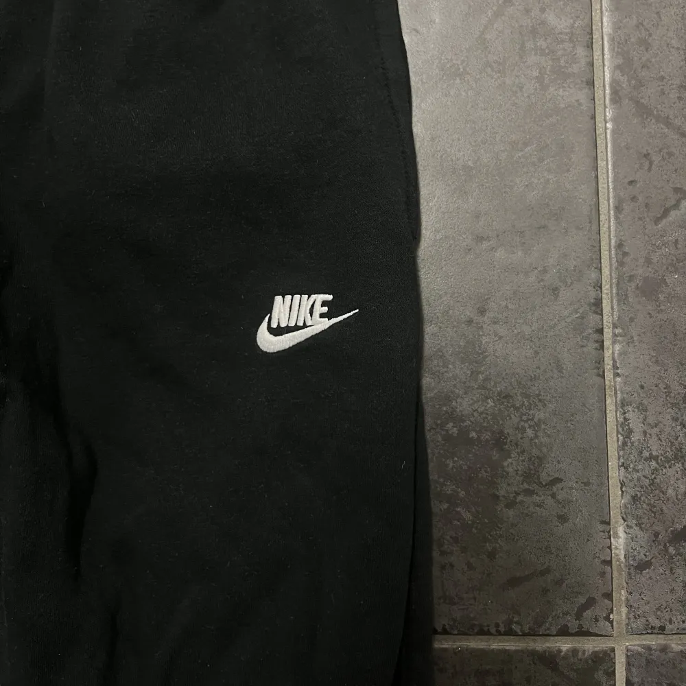 Svarta mjukisbyxor i storlek S från Nike. Bra skick då de inte är använda många gånger. Nypris: 499kr! Dra iväg ett meddelande om du har ytterligare frågor eller vill köpa🤙. Jeans & Byxor.