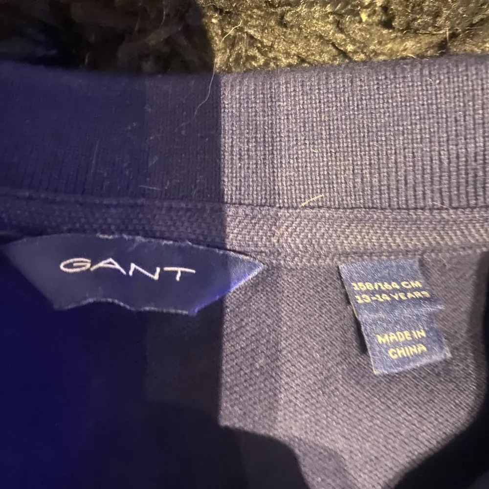 Gant pike i färgen marinblå har Andvänt den typ 2 gånger nypris på denna ligger på ungefär 899kr mitt pris 210kr schik 10/10. T-shirts.