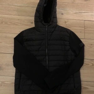 J.Lindberg Jacka - J.Lindberg Jacka / Cardigan. Den är i storlek Xl men passar mig som är 185. Sitter typ som M/L  