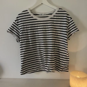 T shirt zara - T shirt i mer boxig modell. 