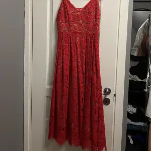 Fin röd spetsklänning jag knappt använt, köpte för 300 - säljer för 50kr💘 Frakt ingår ej, kan mötas upp om du bor i Örebro! 