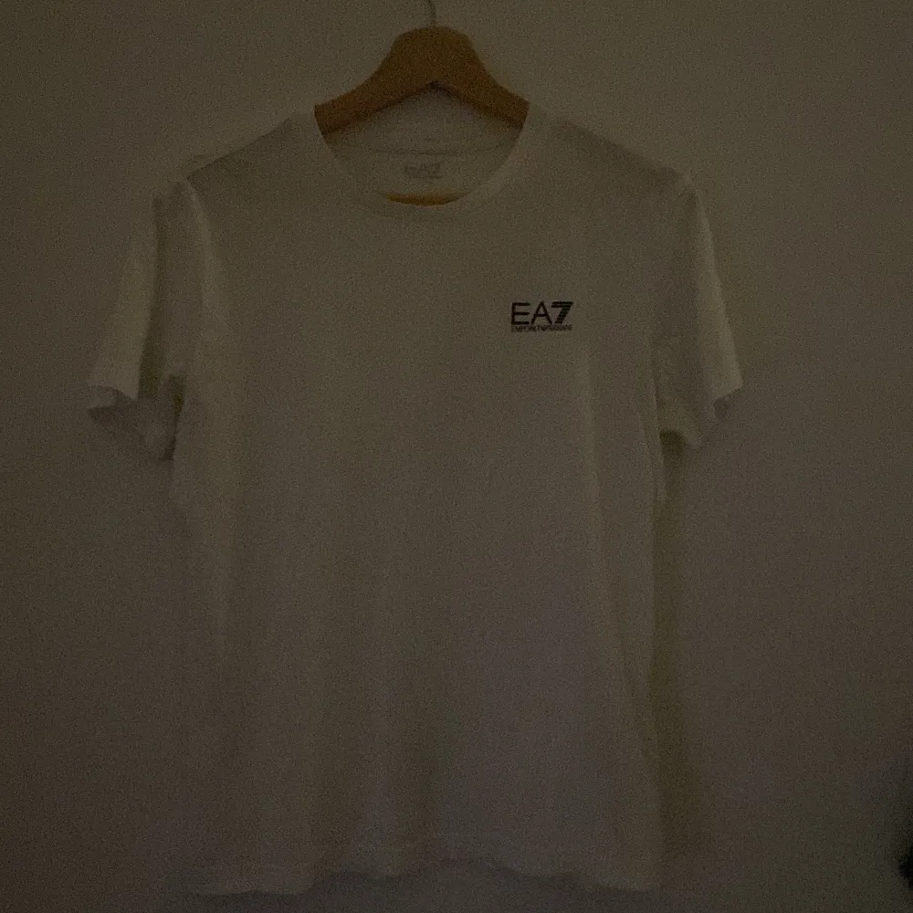 Ea7 tröja i ny skick köptes för 400 på jd. Vid frågar hör av dig 🤝. T-shirts.