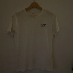Ea7 tröja - Ea7 tröja i ny skick köptes för 400 på jd. Vid frågar hör av dig 🤝