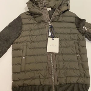 Moncler cardigan  - Nfc funkar,  Helt ny  Storlek M och skulle passa S också  Instagram: gbg__fashion