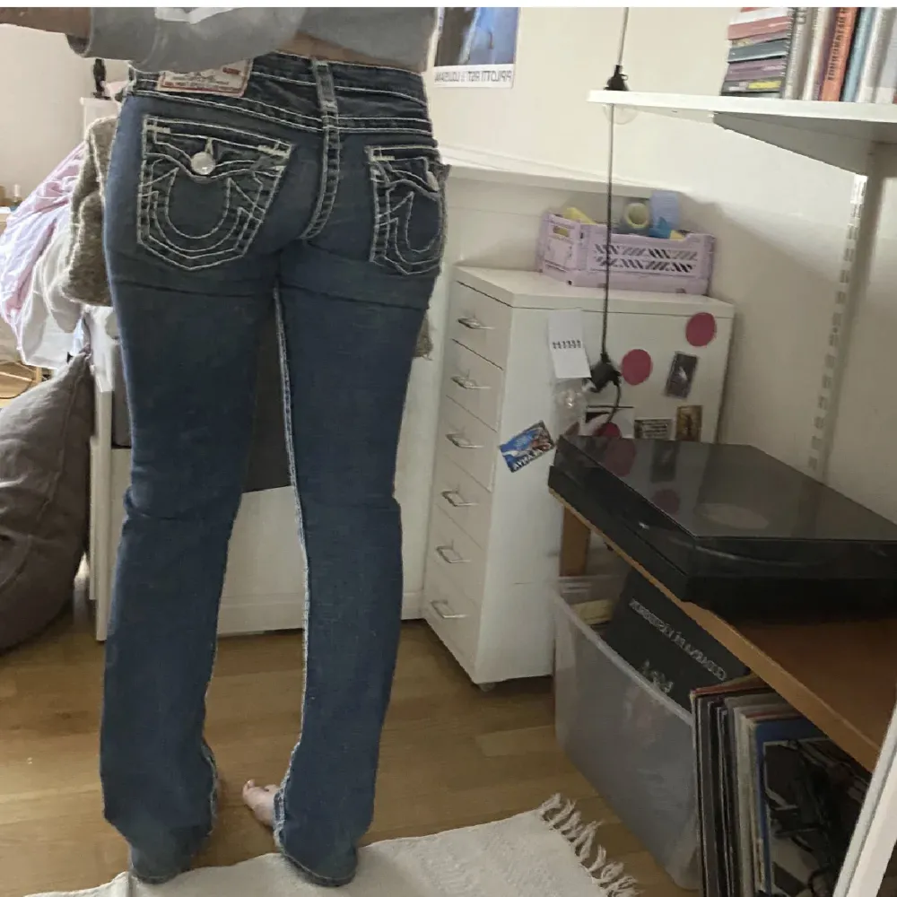 Säljer mina true nu då jag tröttnat på dom. Det är raka i modellen och storleken är w28 och midjemåttet 85 cm va. Jag kan tänka mig att byta mot ett par andra true religion jeans!. Jeans & Byxor.