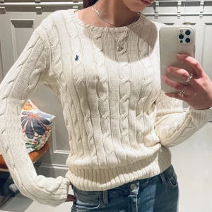 ralph lauren polo - Kabelstickad 100% bomulls tröja med rund hals. Använd 2-3 gånger så väldigt fint skick. Ny pris 2195 kr. Säljer nu för bara 499kr priset kan diskuteras vid snabb affär!  Denna tröjan skulle jag säga är definitionen av clean girl, tyvärr för liten för mig.