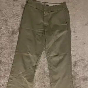 Säljer nu dessa dickies chinos då jag inte använder dem längre. Skulle säga att skicket är helt okej. Däremot så har en av dem grejerna som håller fast i bältet gått sönder men kan nog fixas enkelt men annars funkar det utan. Skriv ifall du undrar något😊