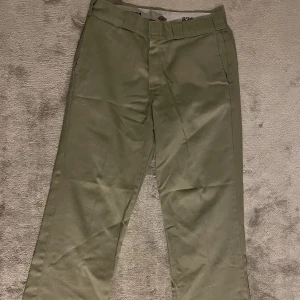 Dickies chinos - Säljer nu dessa dickies chinos då jag inte använder dem längre. Skulle säga att skicket är helt okej. Däremot så har en av dem grejerna som håller fast i bältet gått sönder men kan nog fixas enkelt men annars funkar det utan. Skriv ifall du undrar något😊