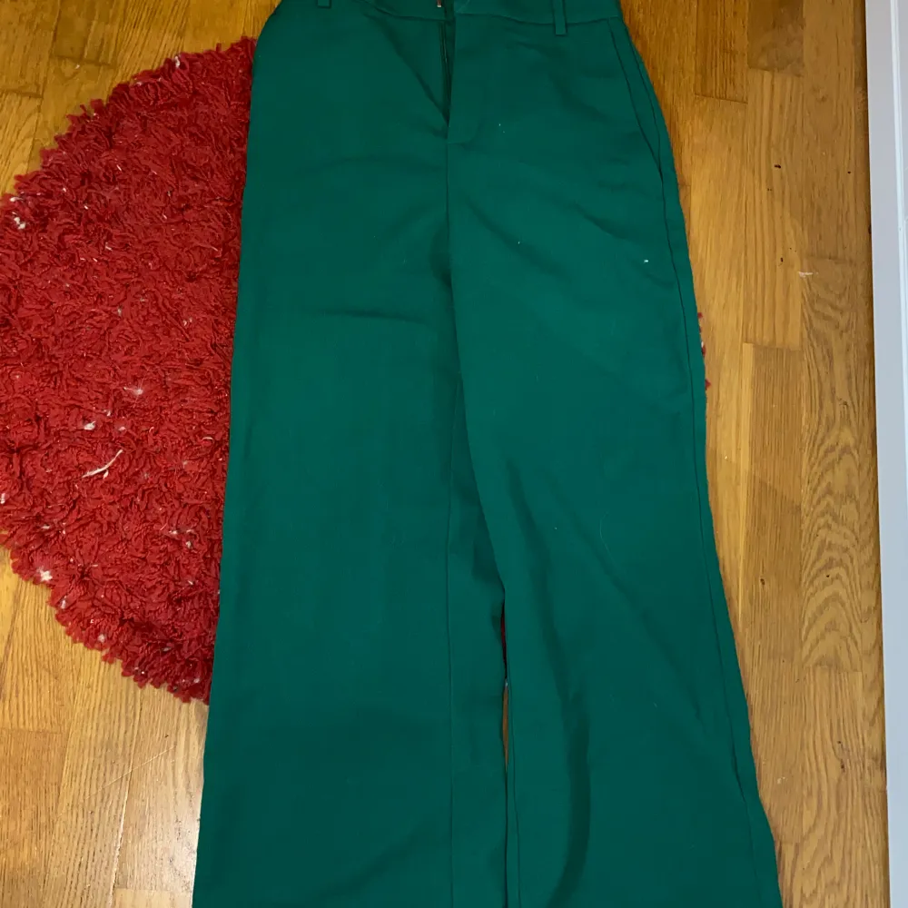 Gröna kostymbyxor från lindex Storlek 36 Kan visa på men ha i åtanke dom är förstora . Jeans & Byxor.