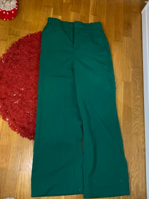 Gröna kostymbyxor  - Gröna kostymbyxor från lindex Storlek 36 Kan visa på men ha i åtanke dom är förstora 
