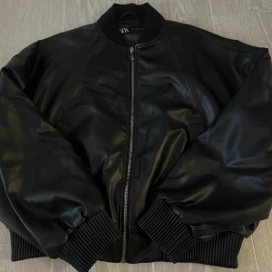 Bomberjacka skinn - Säljer denna snygga bomberjacka i fake skinn från zara. Så snygg och nästan aldrig använd🌸