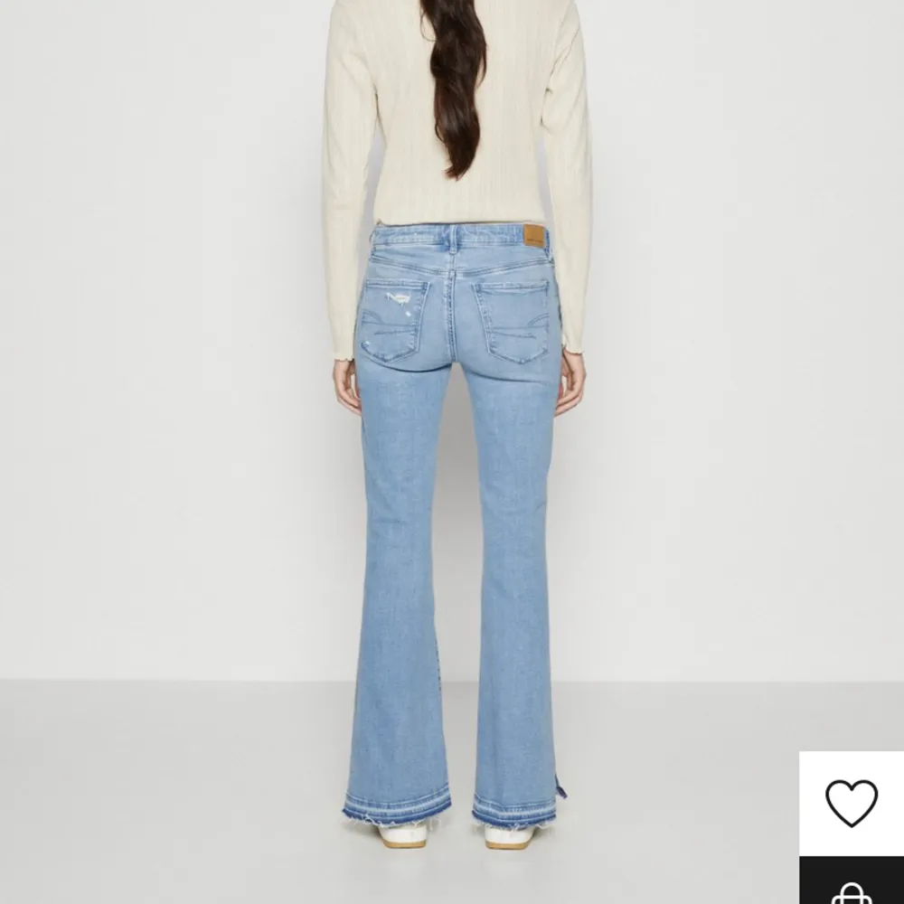 Jättefina jeans från american eagle. Köpta från zalando för 1205kr, knappt använda därav i fint skick! Säljer då de inte kommer till användning. I strl 4(27)xR vilket motsvarar strl S i regular length. ♥️. Jeans & Byxor.