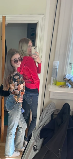 Juicy Couture  - Supersnygg röd Juicy Couture kofta med glitter på ryggen.  Säljer den för att den inte kommer till användning längre. Tryck på köp nu eller skriv om ni har frågor eller prisfunderingar 💕