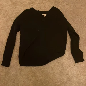 Stickad tröja  - Fin stickad tröja som är ganska nopprig annars fint skick 💗är ganska overzise