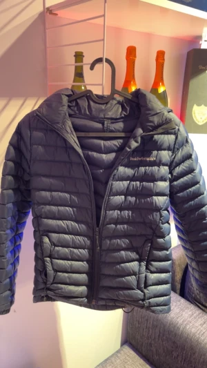 Peak performance jacka  - Säljer nu min lillebrors gamla vinterjacka storlek 150 jackan är i fint skick förutom några små hål som är textil tejpade på vänster armen. Jackan är mörkblå. Priset ej hugget i sten🙌🏼