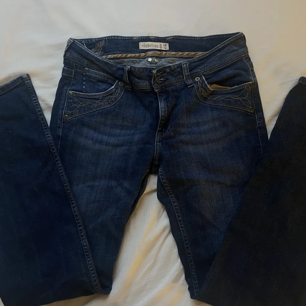 Lågmidjade jeans från gamla lindex. Dom är mörkblå, Utsvängda och i väldigt bra skick, säljer för dom inte kommer till någon användning. Skriv för mera bilder eller om du har några frågor🥰🥰. Jeans & Byxor.