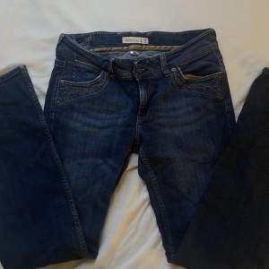 Lågmidjade jeans från gamla lindex. Dom är mörkblå, Utsvängda och i väldigt bra skick, säljer för dom inte kommer till någon användning. Skriv för mera bilder eller om du har några frågor🥰🥰