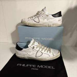 Tjena! Säljer dessa eftertraktade skor från Philippe Modell. Nypris ligger på 3200kr. De är använda men i gott skick. Hör av dig om du har några frågor! Priset är prutbart!