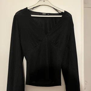 Fest topp! - Jättefin festlig topp från BikBok i storlek Xs men passar mig som brukar ha båda Xs och S. Köpt för rätt länge sedan men sparsamt använd💕Nypris 279, mitt pris 139 men pris kan diskuteras vid snabb affär !💕