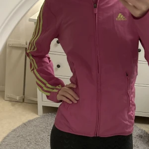 Supersnygg jacka från adidas 🤩 - Finns inte att köpa längre tror jag då den är köpt i början på 2000 talet. Den har inga defekter och därav priset, går dock att diskutera 🫶