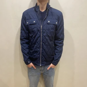 Safarijacka Selected Homme - Hej! Säljer nu min jacka från märket Selected Homme storlek M i fint skick. Modellen på bilden är 180cm lång och väger 80kg. Tveka inte på att höra av dig om du har några frågor eller funderingar kring varan!