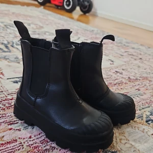 Skor - Hej jag skulle sälja vinter skor för barn 1 år och storlek är 24 från H&m nån som intresserar sicka hjärna SM FINNS I NÄSSJÖ, 