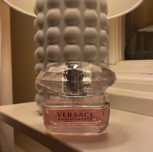 Versace parfym - Helt ny Versace parfym köpt från kicks. Den har endast kommit till användning när jag testat den och därav så är den helt ny. 50ml nypris 850kr