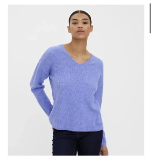 Stickad tröja från veromoda  - Stickad blå v ringad tröja från veromoda. Aldrig använd