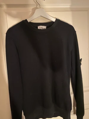 Stone island sweatshirt - Säljer den för att den är för liten, haft den i ca 1 år och har använt den 2 gånger. Skick 10/10
