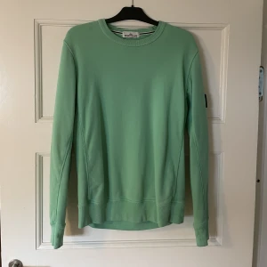 Stone Island Tröja - Säljer nu min stone island tröja i mycket bra skick då den aldrig kommer till använding. Passar mig perfekt som är 188cm lång. 