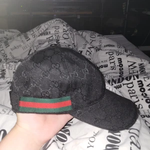 Gucci keps - Säljee nu min gucci keps då de inte min stil, skick 9/10. inget og tyvvär, pris går att diskutera vid snabb affär. Byte kan vara intressant 