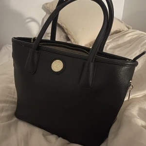 Don Donna väska svart - Svart handväska från don donna, äldre modell som inte säljs längre.