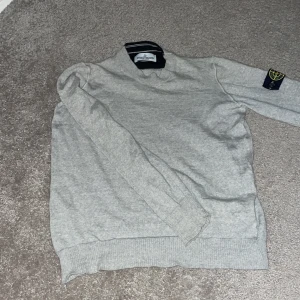 Stone island  - En riktigt snygg tröja o fint material ifrån Stone island. Skicket är fint bara att längst ned på ärmen är det en liten defekt men det syns knappt via andvändning