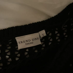 Fin tröja - Snygg svart tröja med detaljer, aldrig använd❤️