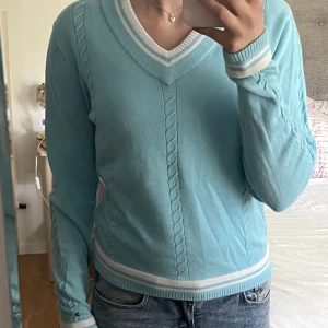 Stickad Tommy Hilfiger tröja  - Turkos stickad tröja från Tommy Hilfiger med vita accenter. Begagnat skick, men inga fläckar! Storlek L men passar även mig som bär XS-S🫶
