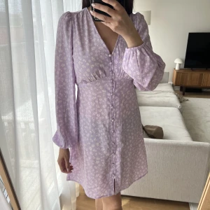 Lila sommarklänning - Ny med prislapp. Nypris 500. Slutsåld i butik. 