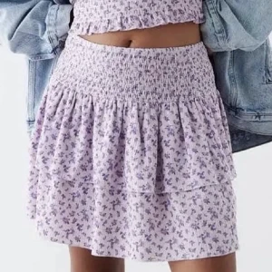 volang kjol 💜 - säljer denna jättegulliga kjolen som passar perfekt till sommaren!! köptes förra året men inte mycket använd. den är i storlek xs men jag skulle säga att den passar xs-s. priset kan diskuteras 💗💗