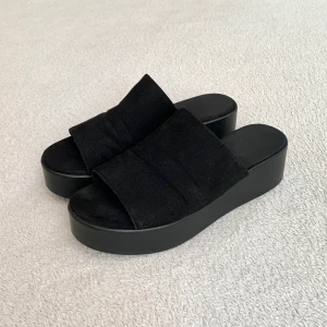 Sandaler med platå - Svarta sandaler med lite platå, köpt secondhand från okänt märke! Sulan är i plast och remmen i typ mocka 💓