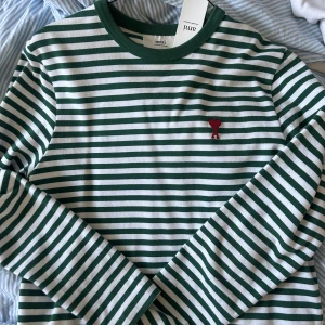 Ami tröja - Säljer denna super fina ami tröja. Tröjan är helt ny och aldrig använd. Köpt för 2600 kr🤍💚
